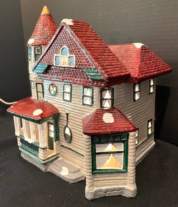 lot 164 image: Yuletide Golden Dome Ceramic House Figurine