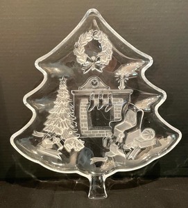 lot 172 image: Mikasa Crystal Holiday Platter