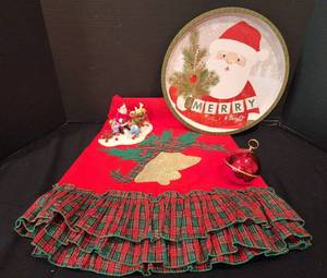 lot 197 image: Festive Holiday Decorative Grouping