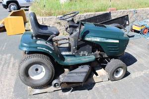 lot 11 image: Riding Lawn Mower Craftsman 17 HP