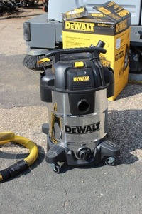lot 33 image: Stainless Steel 10 Gallon Wet  Dry Vac