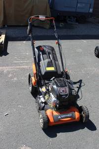 lot 15 image: Lawn Mower Briggs & Stratton