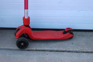lot 17 image: Twin Folding 3- Wheel Kick Scooter Light Up Wheels For Kids