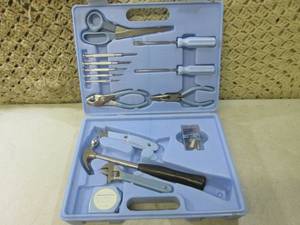 lot 20 image: (CSB) Do It Herself Tool Set...