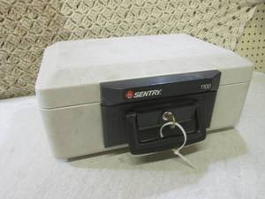lot 33 image: (CSB) Sentry 1100 Safe with Key...