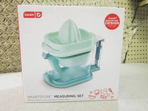 lot 42 image: (CSB) Dash SmartStore Measuring Set...