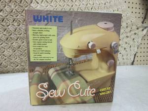 lot 43 image: (CSB) White Sew Cute Mini Sewing Ma...