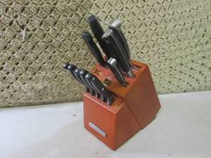 lot 98 image: (EC1) Assorted Kitchen Knives in Wo...