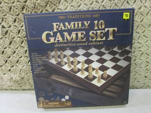 lot 129 image: (CS) Traditions Family 10 Game Set...