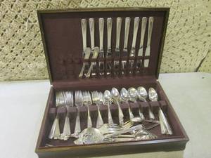 lot 130 image: (RM1) Vintage Silverware in Wood Bo...