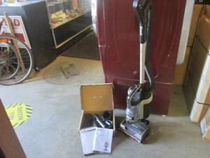 lot 197 image: (F-2) Shark IC 162 26 Vacuum Cleane...