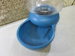 lot 217 image: (CS) Large Pet Wide Mouth Gravity W...