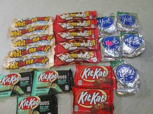 lot 239 image: (B-1) 20 Assorted Candy Bars Past D...