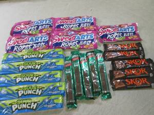 lot 243 image: (B-2) 20 Assorted Candy Bars Etc Pa...