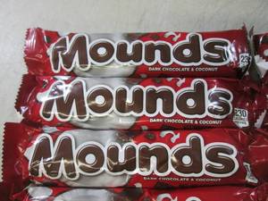 lot 250 image: (B-1) 20 Mounds Candy Bars Past Dat...