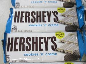 lot 251 image: (B-2) 20 Hersheys Cookies N Creme C...