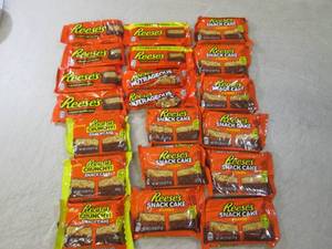 lot 252 image: (B-2) 20 Reeses Peanut Butter Cups,...