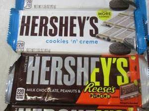 lot 255 image: (B-2) 19 Hersheys Candy Bars Past D...
