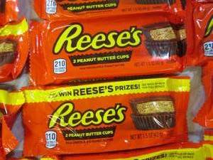 lot 256 image: (B-1) 19 Reeses Peanut Butter Cups ...