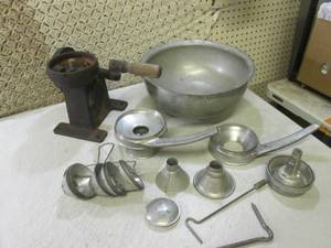 lot 257 image: (F-1) Vintage Miniature Cream Seper...