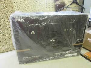 lot 264 image: (D-4) TDK TP6803 3 Speaker Boombox ...