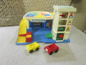 lot 293 image: (RM1) Vintage Fisher Price Garage C...
