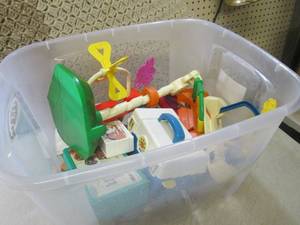 lot 298 image: (RM1) Tote of Assorted Misc Vintage...