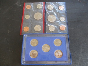 30. 1984 Philadelphia and Denver Mint Sets in original government cello and 1999 State Quarters Uncirculated Set.