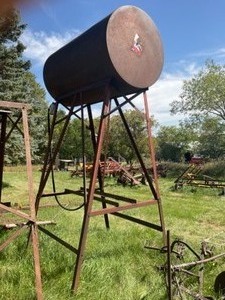 325 gal Tank and Stand with hose and nozzle