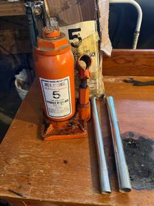 lot 21 image: 5 Ton Hydraulic Bottle Jack