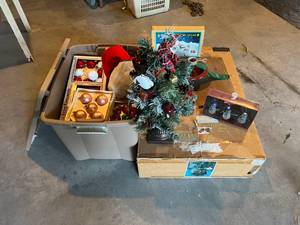 lot 121 image: Holiday Lot