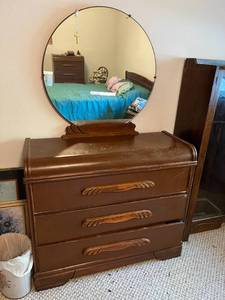 lot 143 image: 3 Drawer Dresser with Mirror