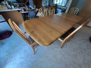 lot 200 image: Nice Dining Table & 6 Chairs