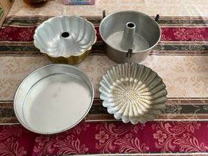 lot 207 image: Cake Pans