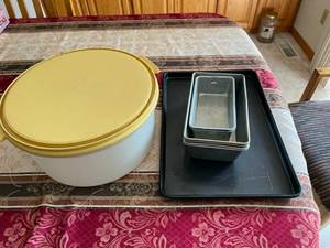 lot 210 image: Large Tupperware & Bread Pans