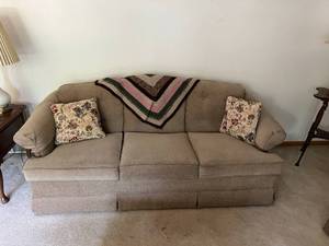 lot 163 image: Sofa