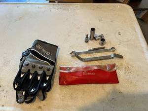 lot 62 image: Snap-On Tools & Gloves