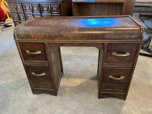 lot 78 image: Desk