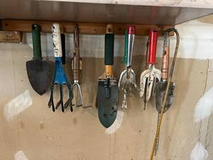 lot 80 image: Garden Tools