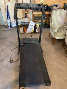 lot 83 image: Weslo Cadence DX5 Spacesaver Treadmill