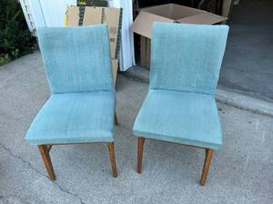 lot 87 image: Matching Chairs