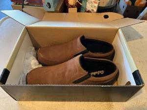 lot 89 image: Cabelas Size 11M Mens Slide Shoes