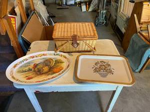 lot 95 image: Serving Trays & Picnic Basket