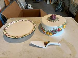 lot 116 image: Cake Platter with Lid & Server