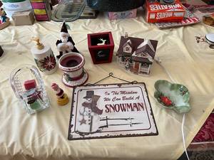 lot 192 image: Holiday Decor