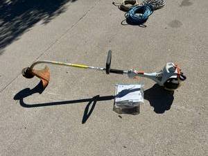 lot 32 image: Stihl FS38 Weed Trimmer