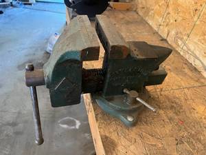 lot 29 image: Littlestown 450 Bench Vise
