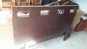 lot 218 image: Platform Bed.