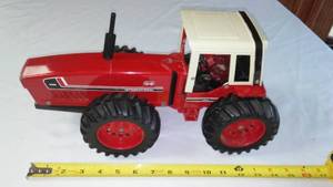 lot 94 image: International Harvester Model 3588 Tractor