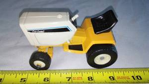 lot 287 image: Cub Cadet Garden Tractor 1982 Ltd